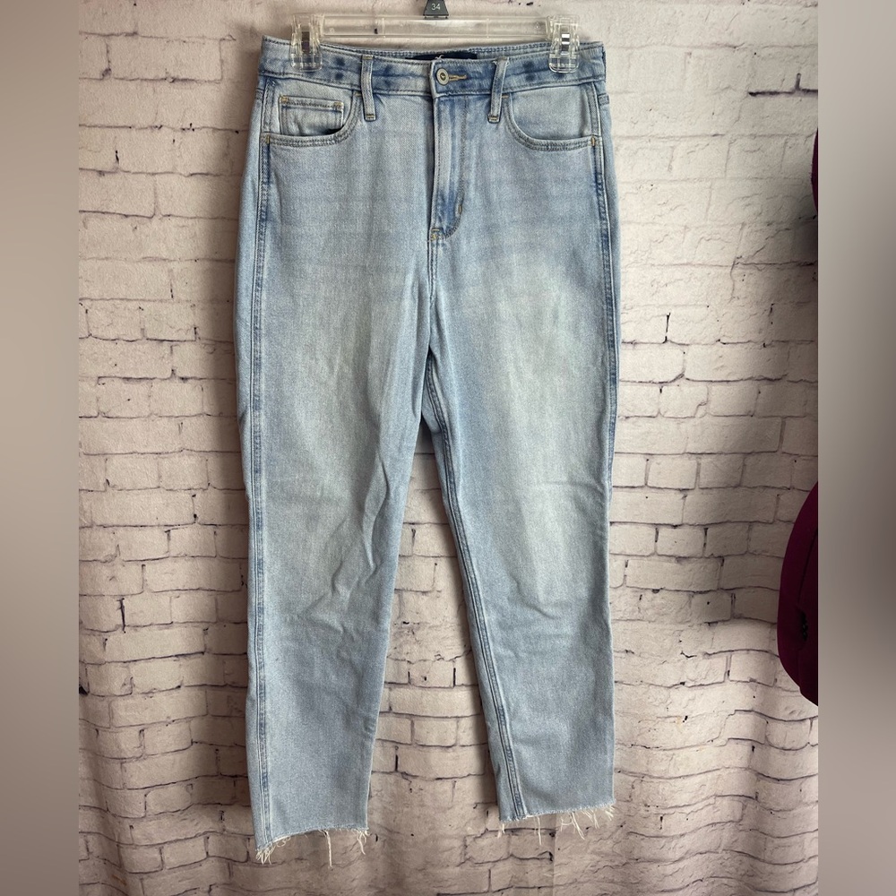 Hollister size 7L or 28 light wash ultra high rise mom jeans